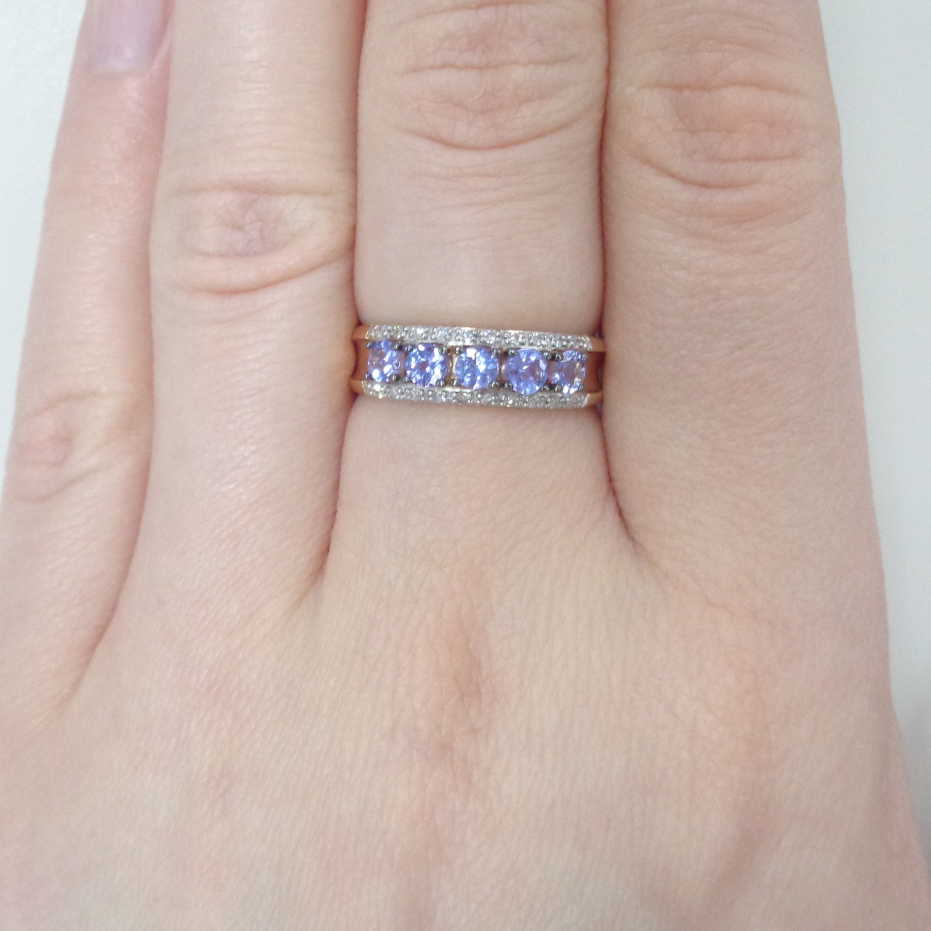 Золотое кольцо 585 пробы; родий (бел.,черн.); вставки 20 Бр.Кр-17 2/3А 0,099; 5 Танзанит;